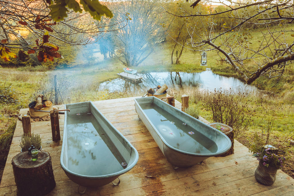 the-outdoor-bath-tubs-with-view-to-the-pond-at-southcombe-piggery-bothy-dartmoor-devon_1024_wide