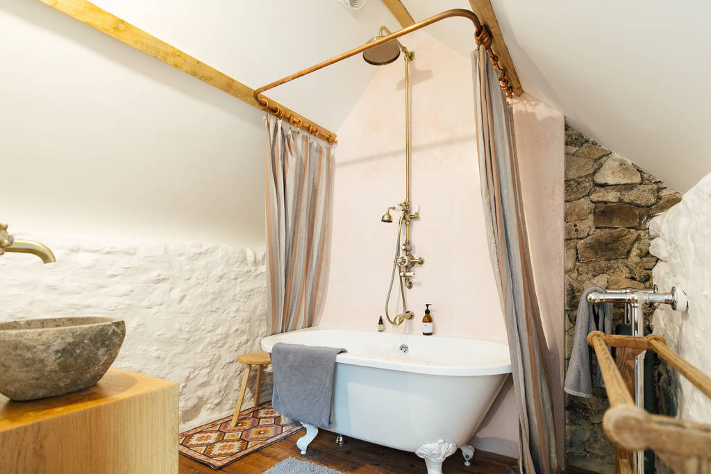 the-bothy-s-bath-tub-at-southcombe-piggery-dartmoor-devon_1024_wide